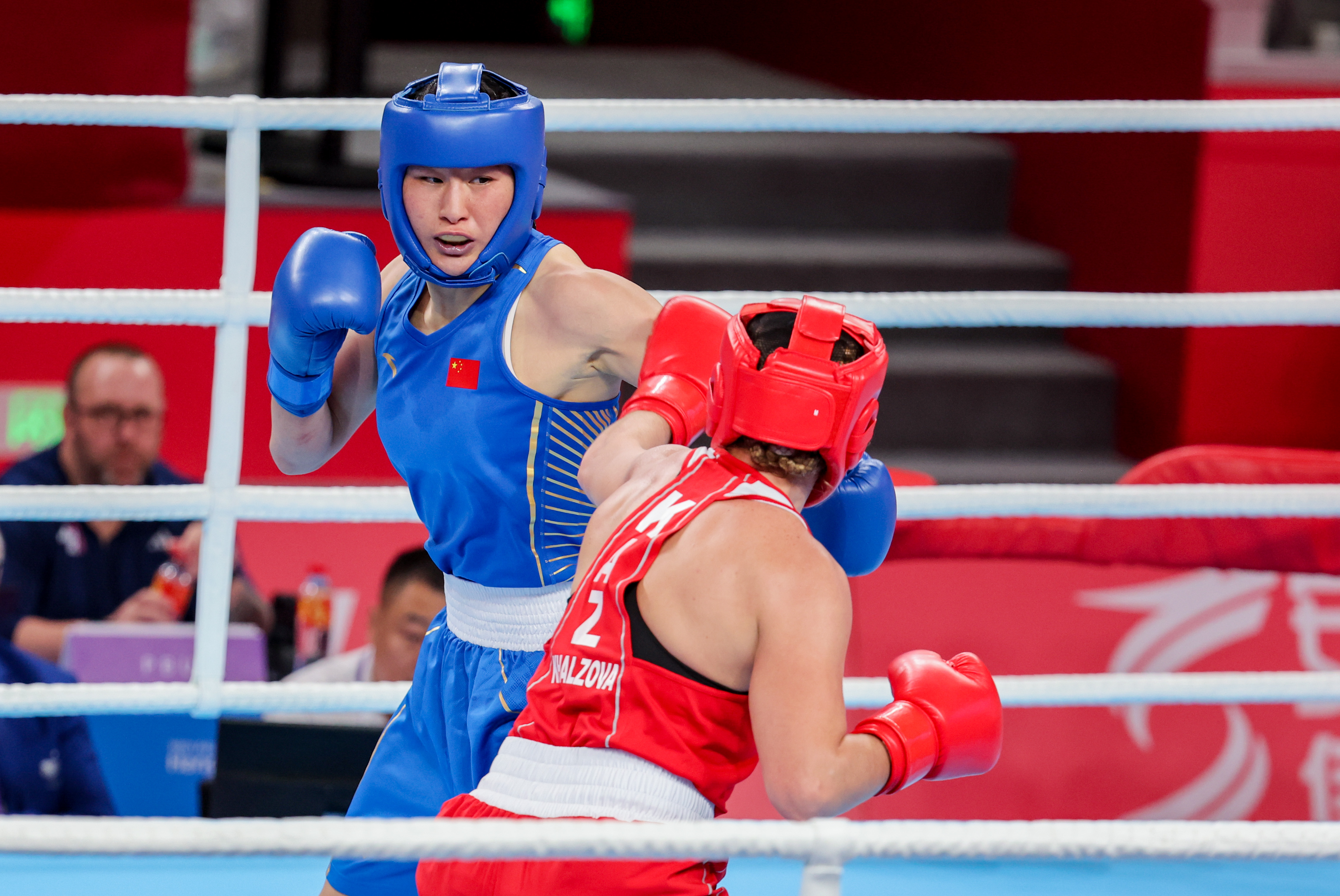 aoa体育体育入口-拳击选手在搏击赛场上力挫对手的简单介绍