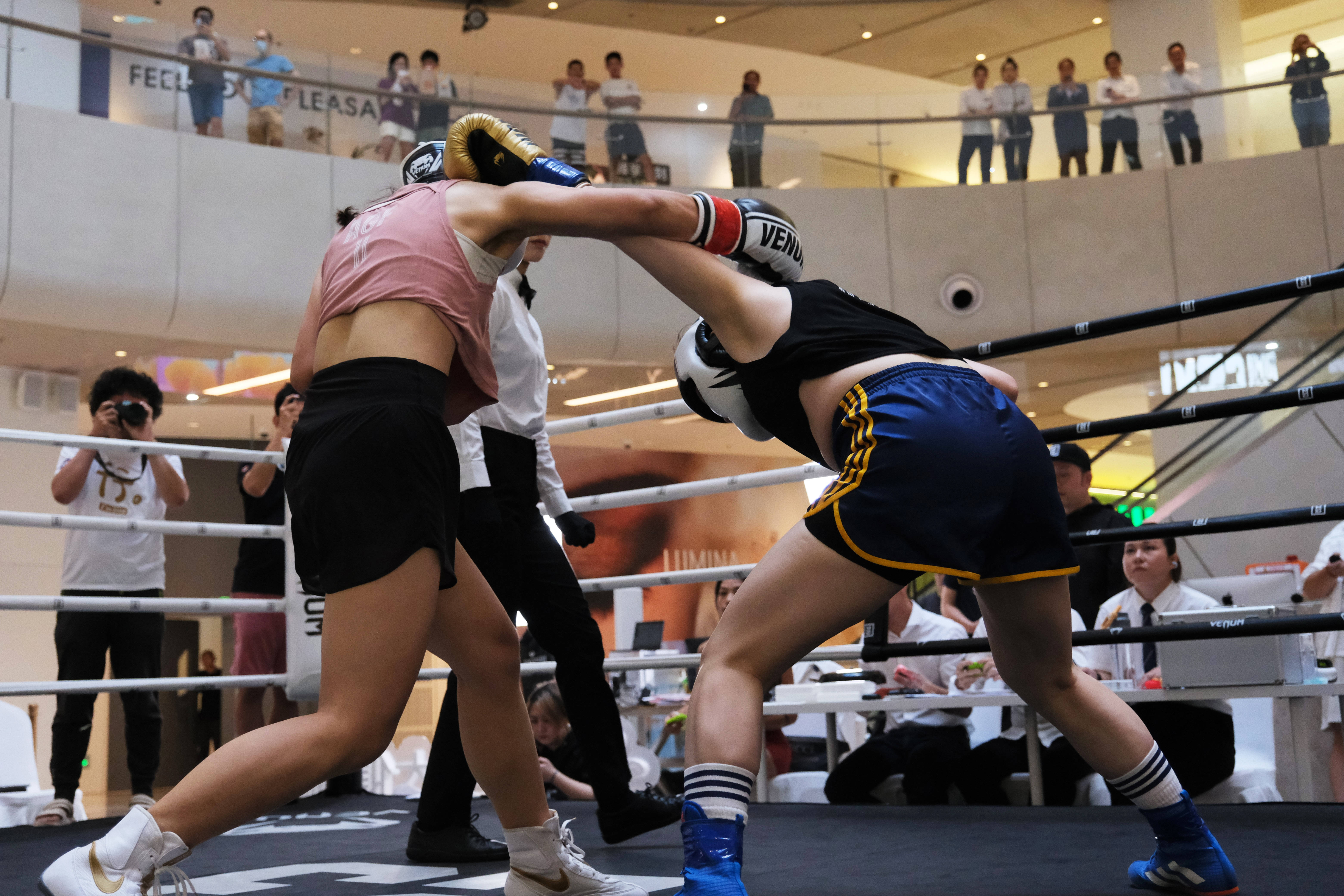 拳击选手在搏击赛场上力挫对手的简单介绍