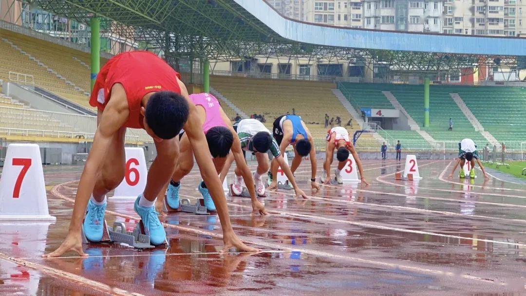 田径选手冲刺全力,眼看终点(田径比赛冲刺中,身体的任何部位) 田径选手冲刺全力,眼看终点(田径比赛冲刺中,身体的任何部位)