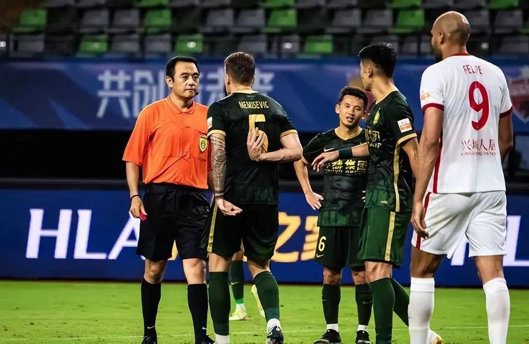 申花客串主场：因国安主场不可用，申花客场对阵国安，施密特首秀告捷的简单介绍