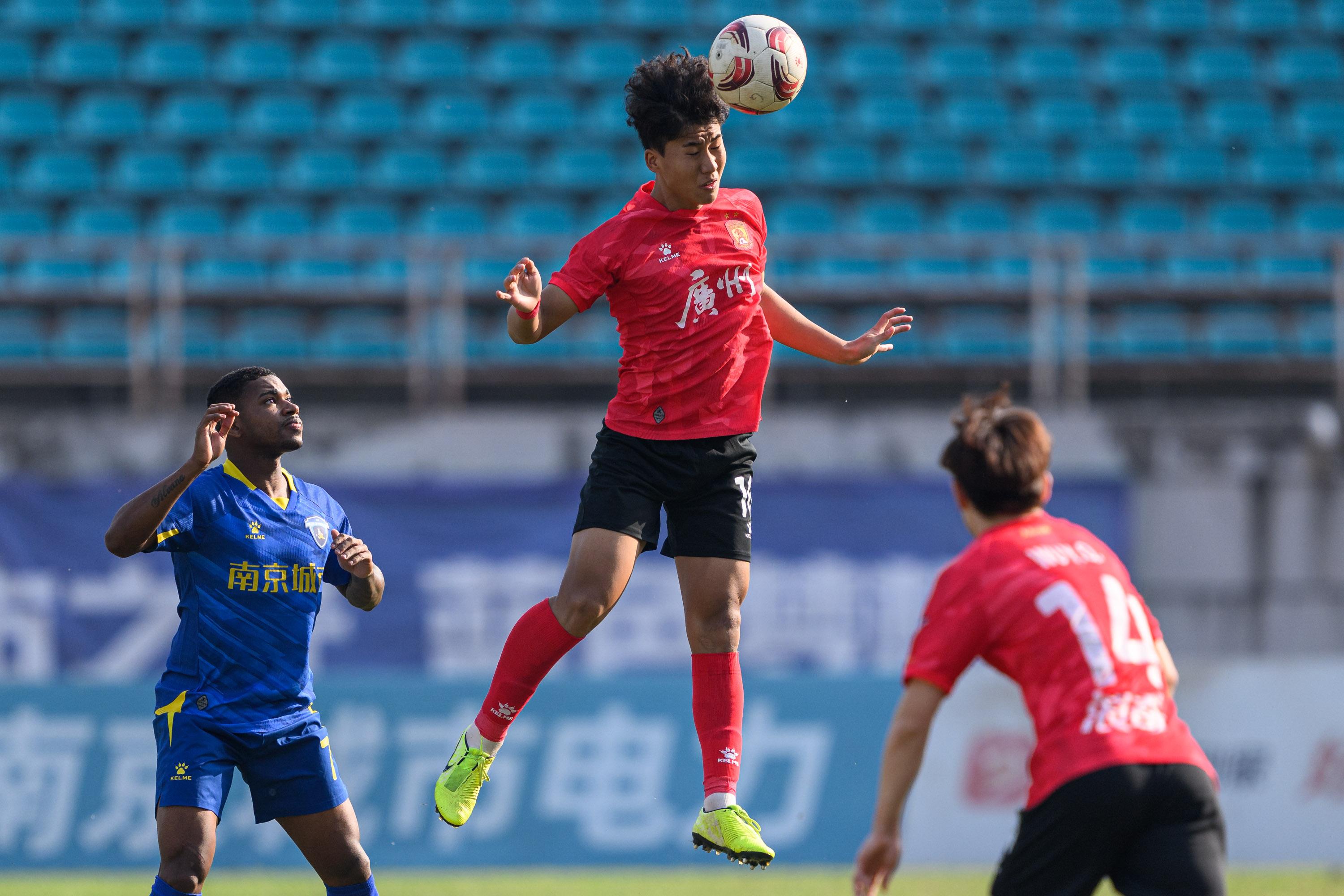 足球联赛中，中国队表现出色