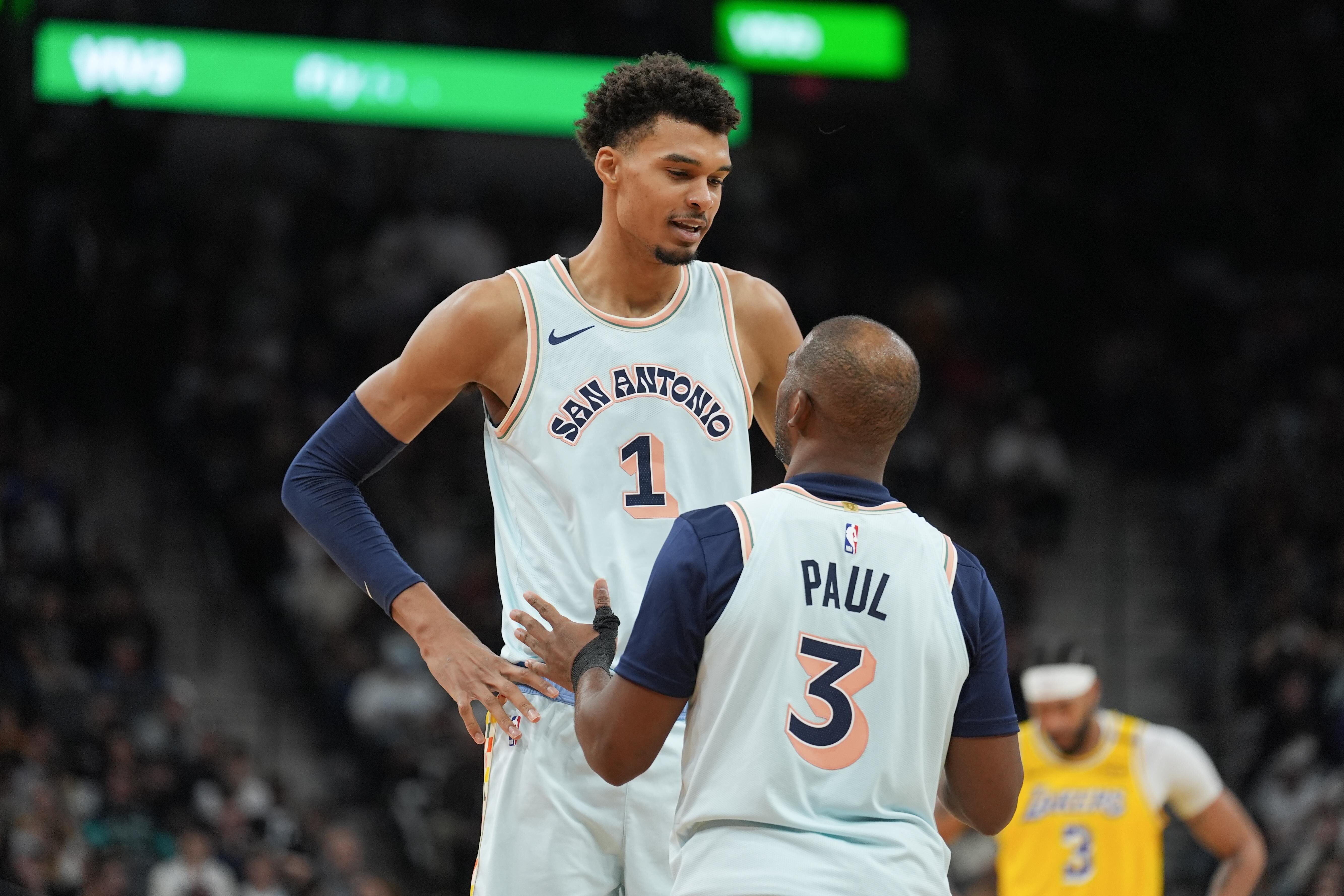 国王主场惨败马刺,意外连败 国王主场惨败马刺,意外连败