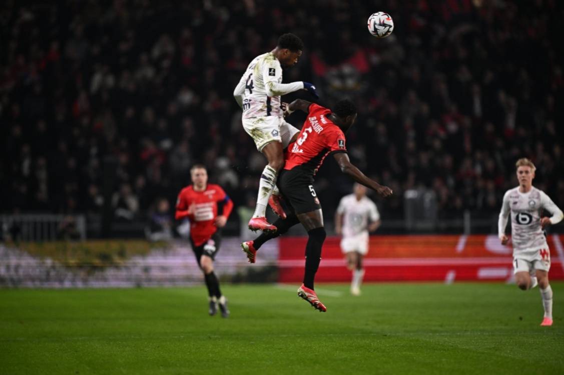 aoa体育体育地址-包含马赛客场惊险击败朗斯，主帅庆祝胜利的词条