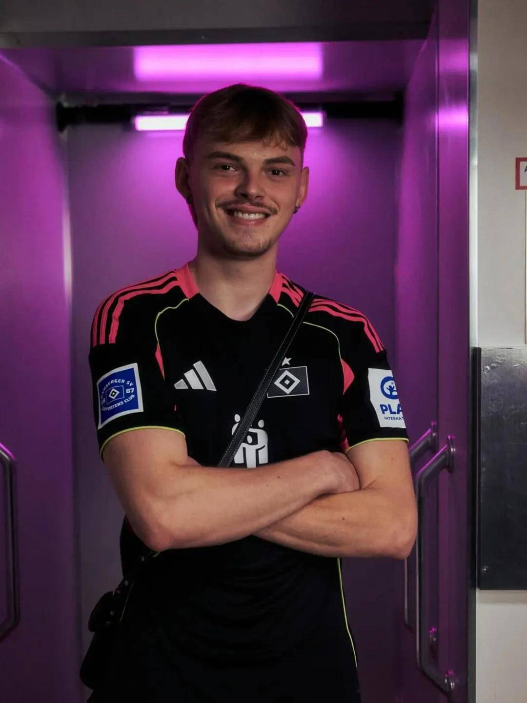 包含汉堡客场不敌勒沃库森，降级压力加大的词条