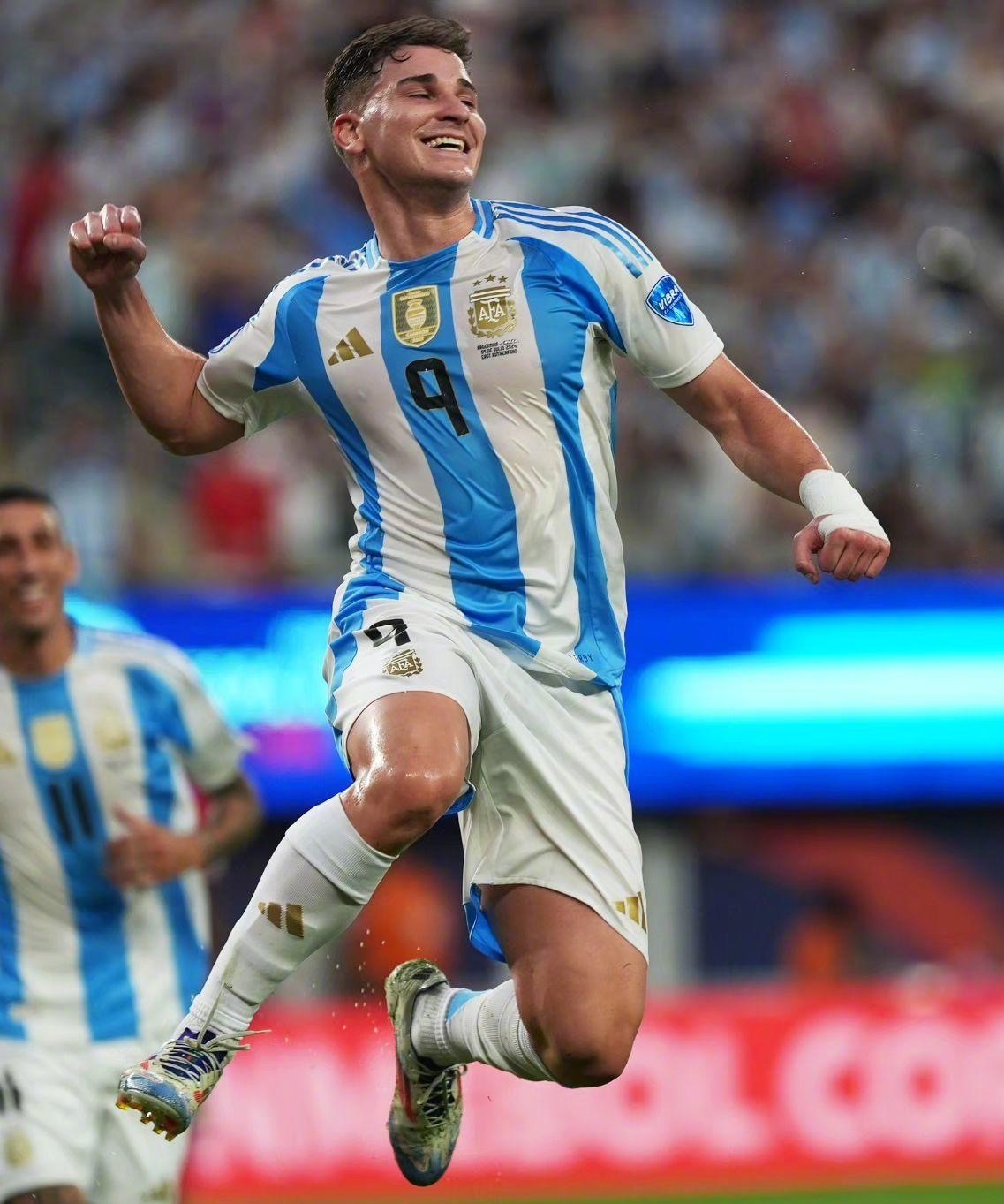 阿根廷队击败巴西队，晋级南美洲杯决赛！