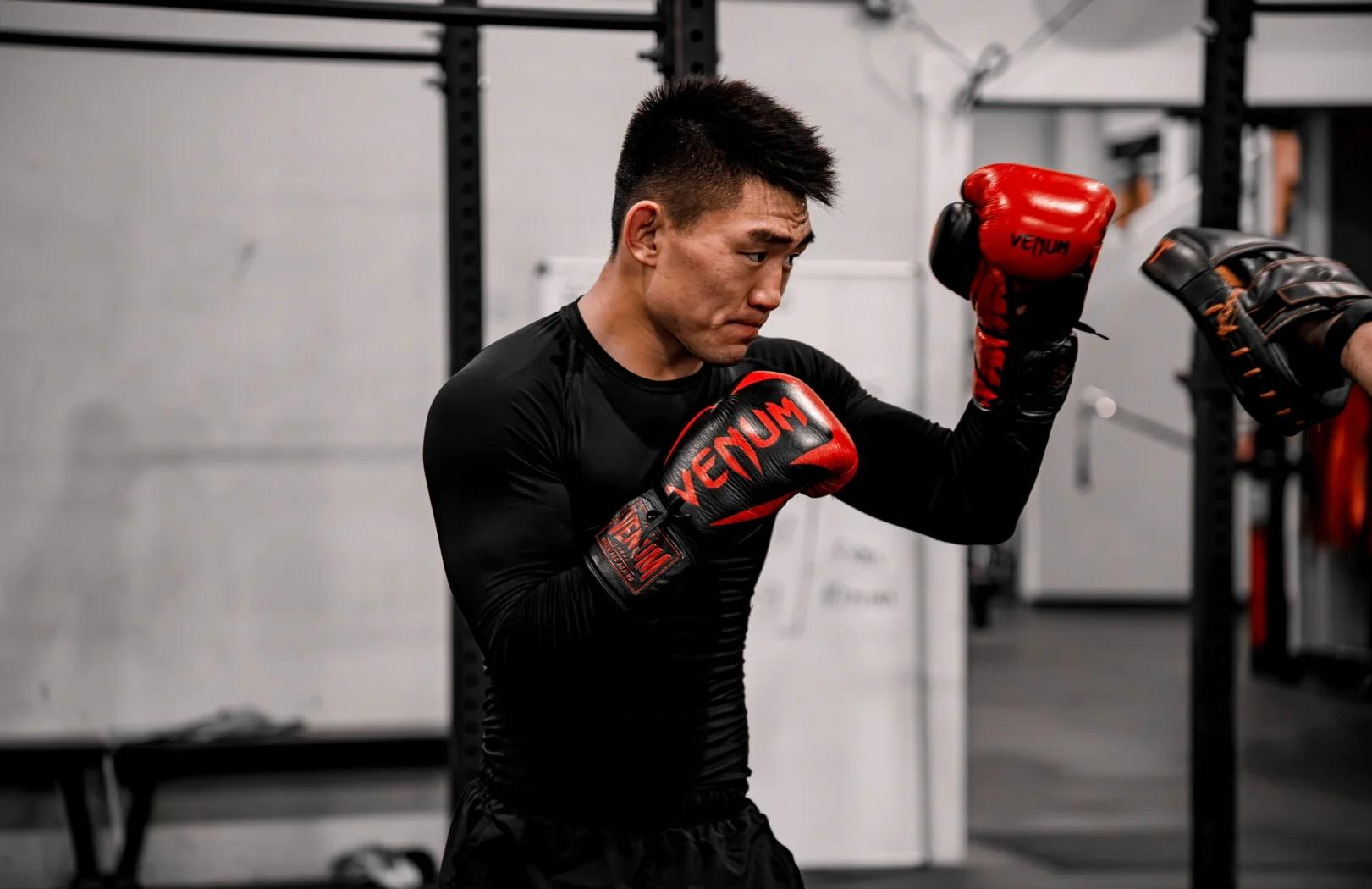 东亚足球赛事中球员技术精湛 东亚足球赛事中球员技术精湛