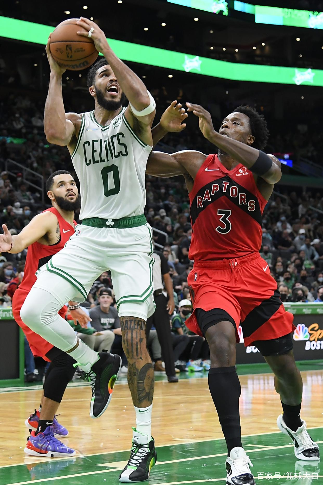 瓦伦西亚绿茵场上展现攻守两端实力