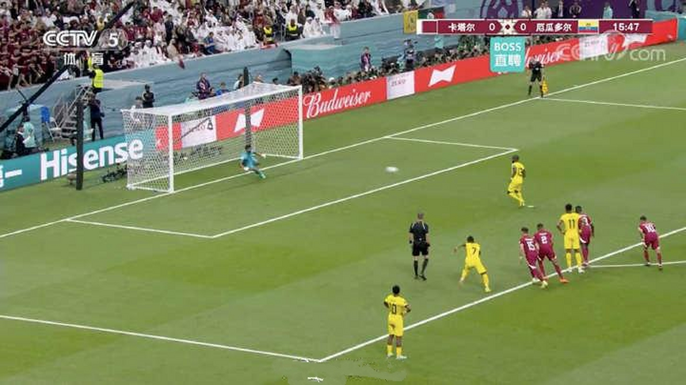 瓦伦西亚队员在比赛中射门破门 瓦伦西亚队员在比赛中射门破门