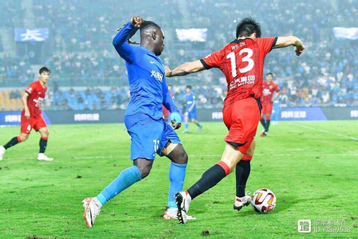 上海上港球员贡献关键进球,帮助球队取胜 上海上港球员贡献关键进球,帮助球队取胜
