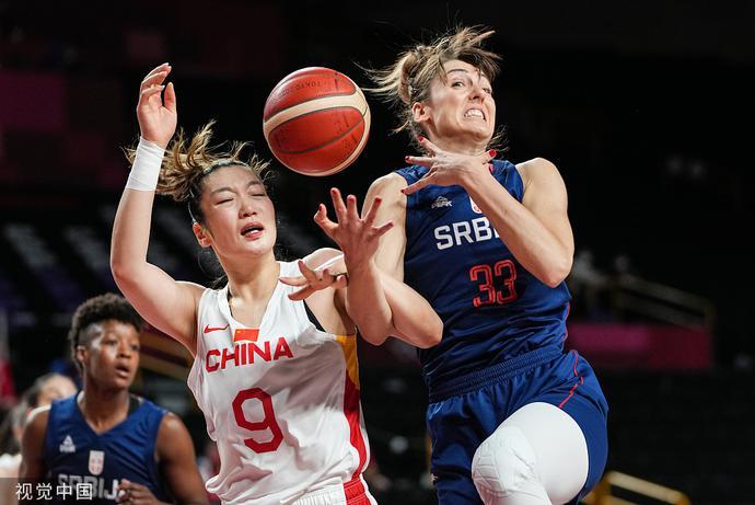 荷兰女足队果断反击，扭转局势