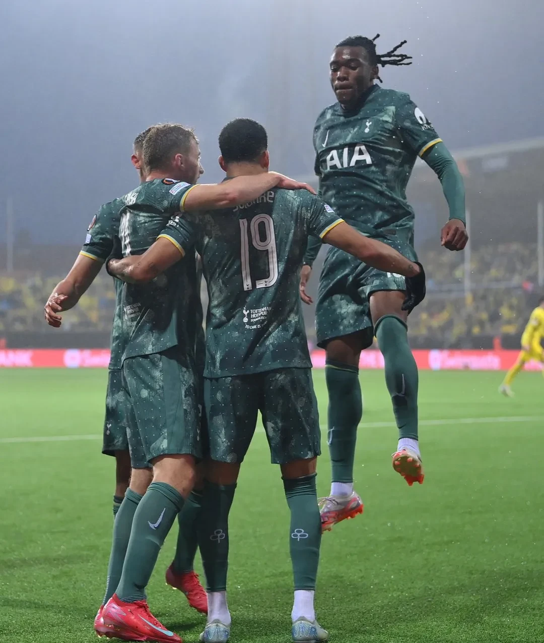 aoa体育体育平台-托特纳姆热刺与AC米兰交锋，胜者将占得先机