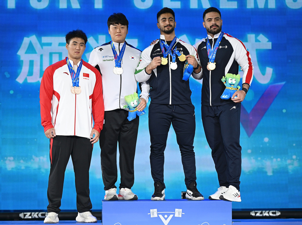 关于俄罗斯举重选手力压群雄，夺取桂冠的信息