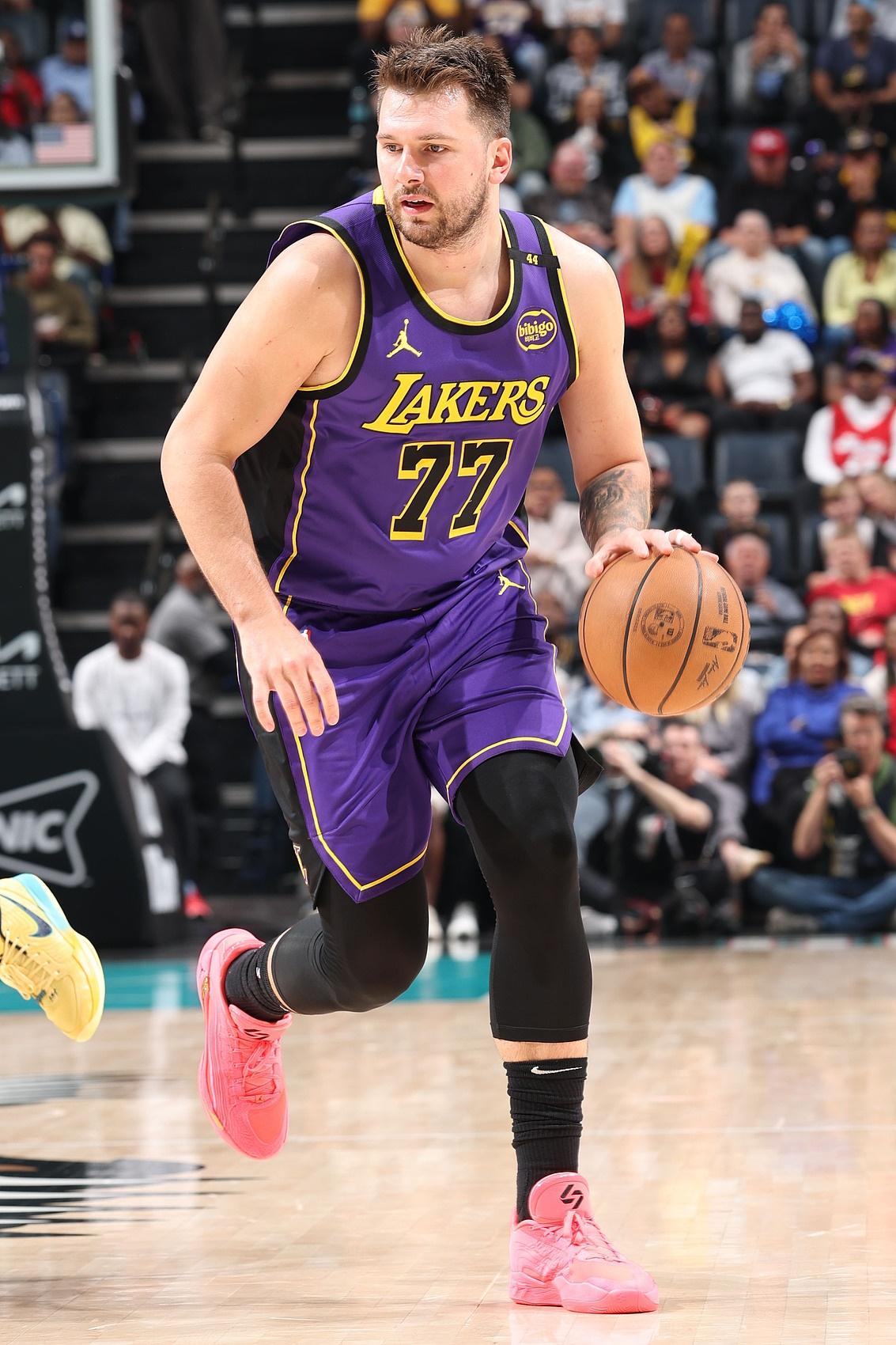 aoa体育体育app下载-独行侠擒勇士，东契奇砍下35分。