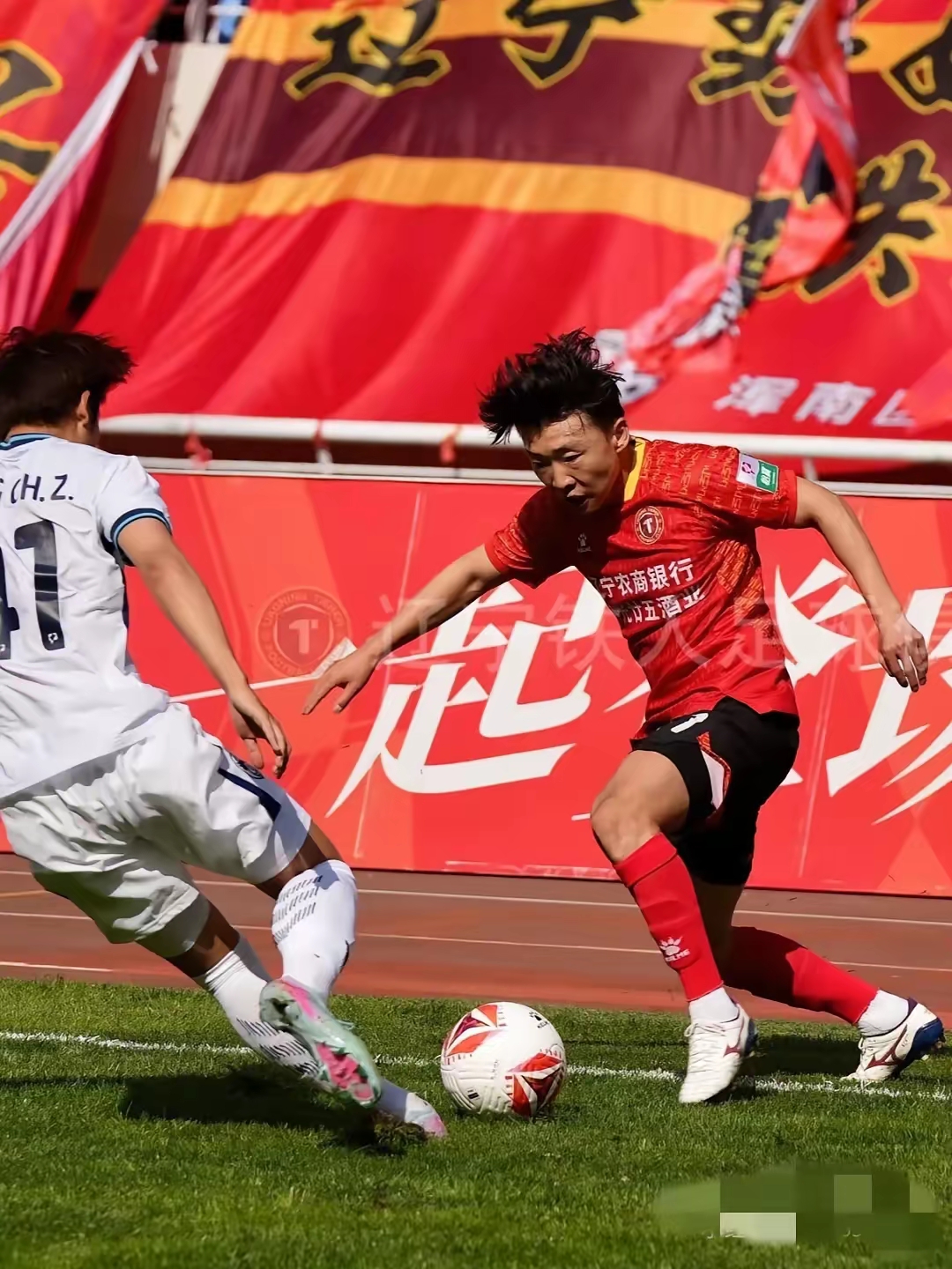 关于国内足球赛事激情澎湃,各支球队奋力拼搏的信息 关于国内足球赛事激情澎湃,各支球队奋力拼搏的信息