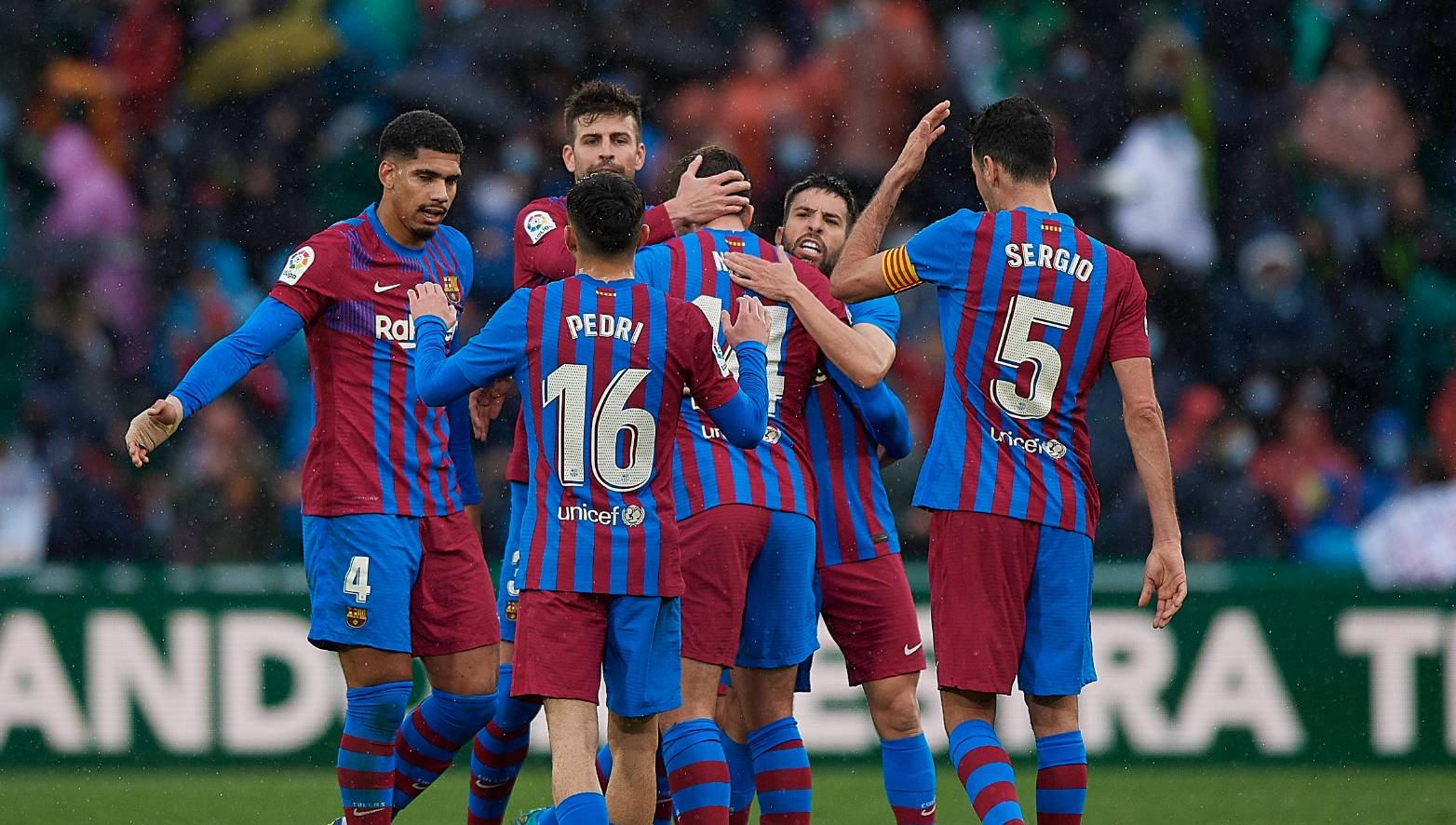 aoa体育体育app下载-西甲联赛上演精彩绝伦，角逐激烈