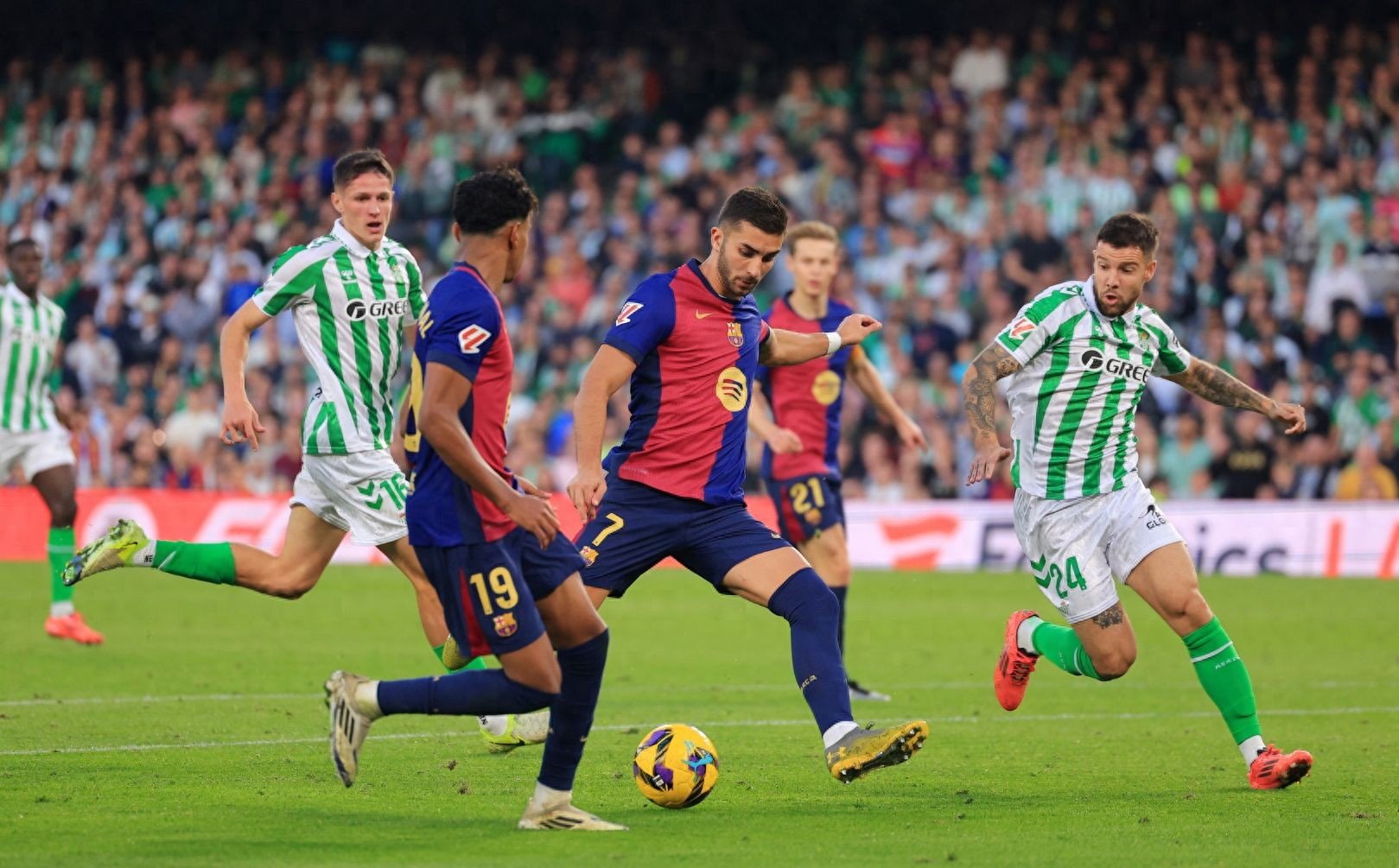 西甲联赛上演精彩绝伦,角逐激烈 西甲联赛上演精彩绝伦,角逐激烈