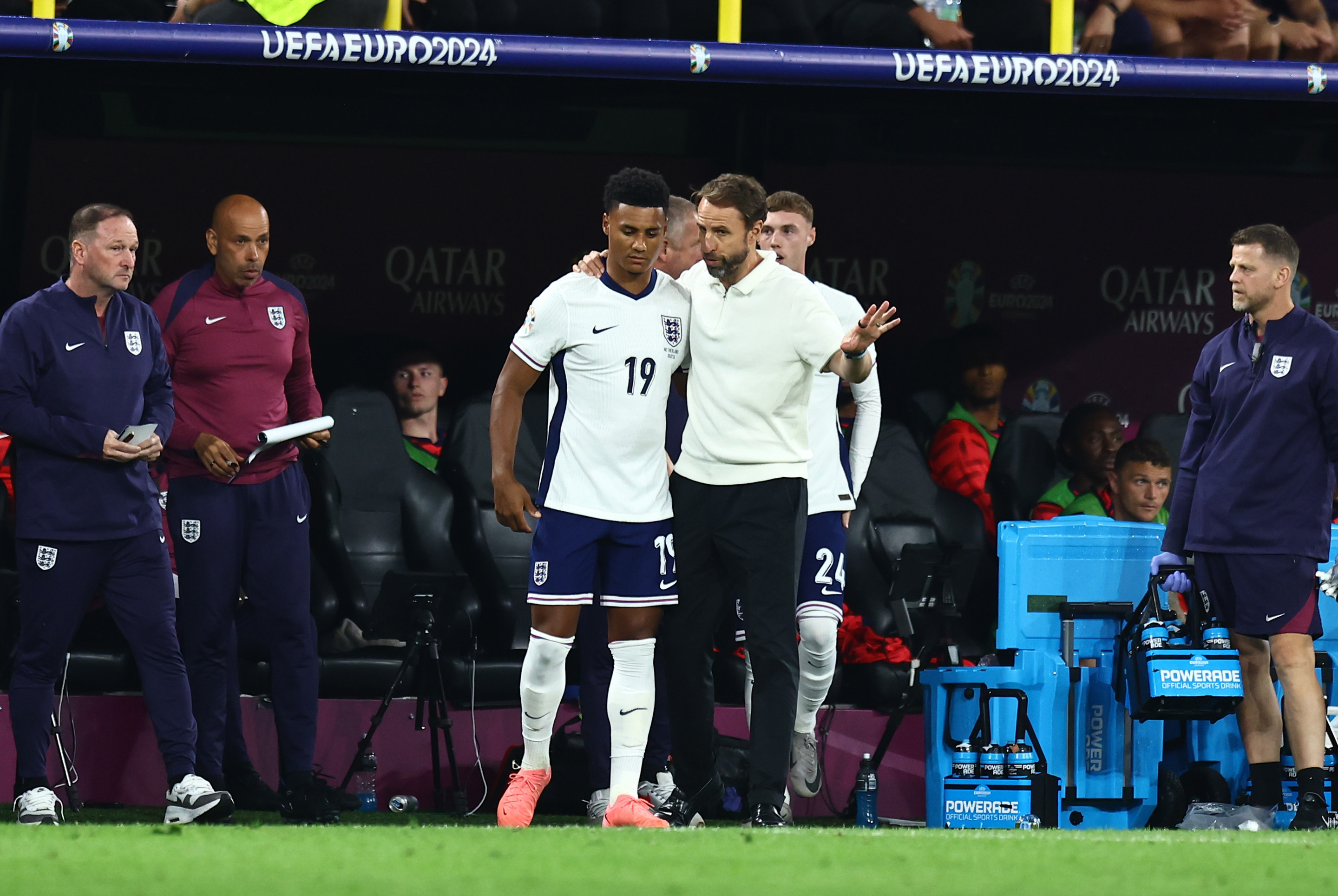 英格兰客场逆转沦陷，局面动摇